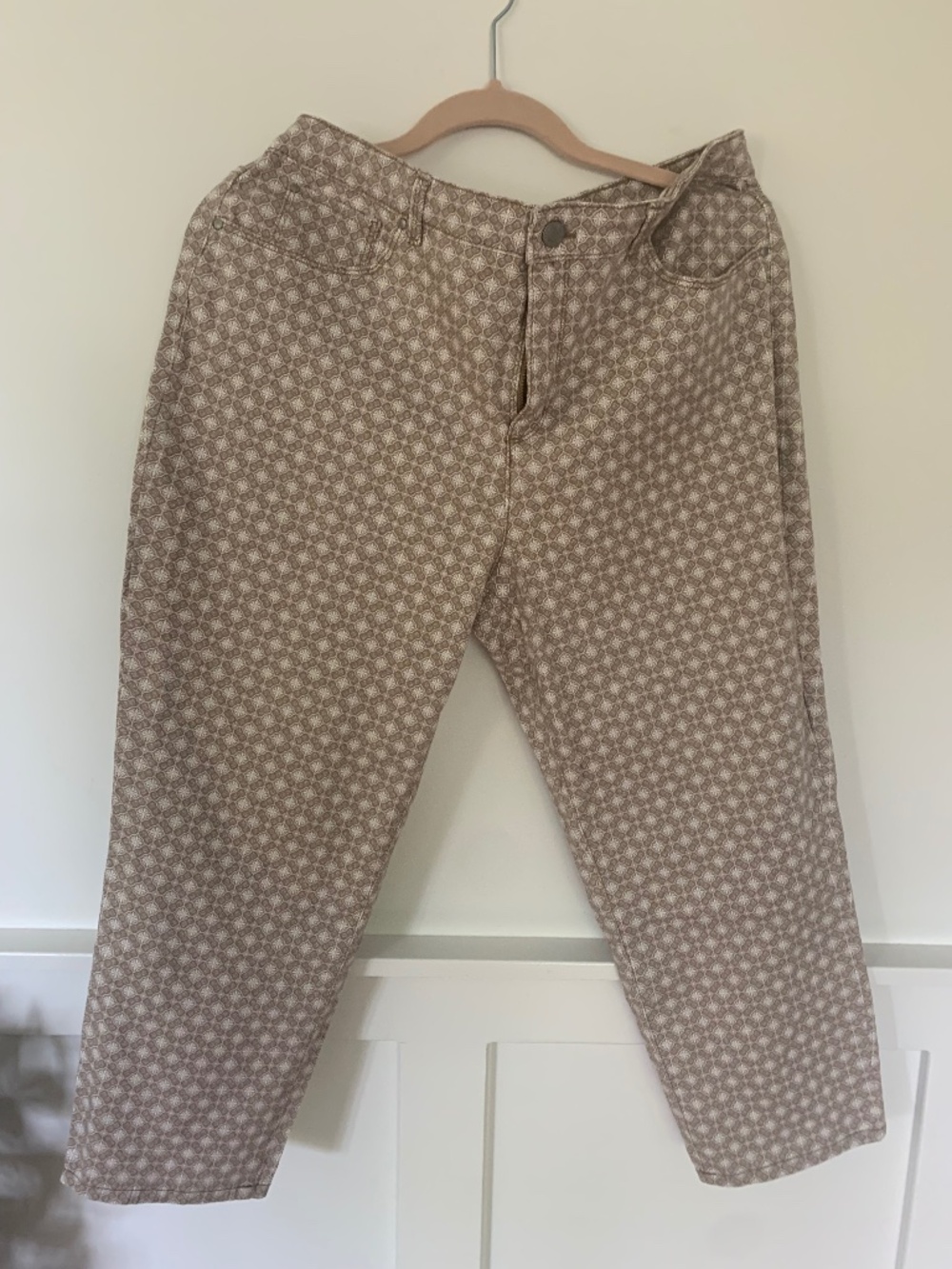 New Size 16 Tan/White Print Capris
